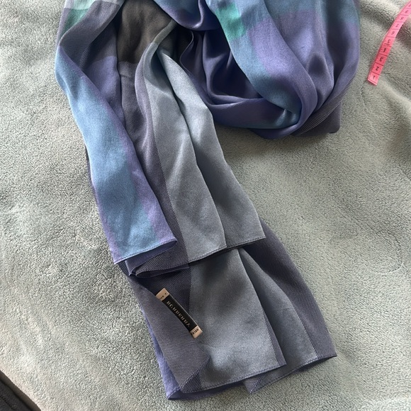Burberry Scarf. - Picture 5 of 5